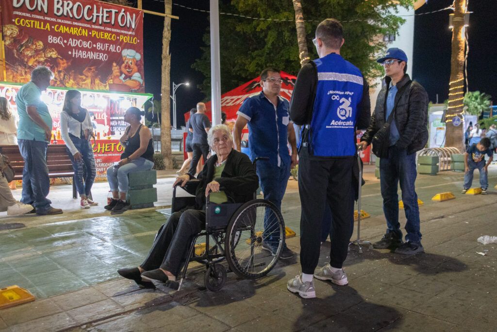 Con personal identificado con chalecos azules, el Ayuntamiento brinda apoyo en el malecón para facilitar traslados a la plataforma accesible, mejorando visibilidad, seguridad y comodidad durante los espectáculos del Carnaval 2026.