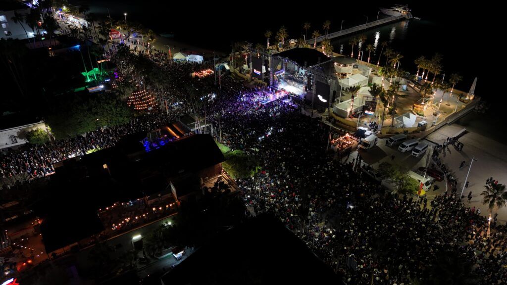 El Carnaval La Paz 2026 funciona como escaparate para el consumo local y el emprendimiento, con espacios para negocios emergentes. El penúltimo día incluyó el segundo desfile y el cierre musical con Chuy Lizárraga y El Coyote.