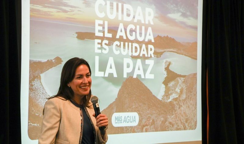 La alcaldesa expone en foros y medios del país una estrategia de planeación y coordinación para abatir rezagos históricos del suministro de agua