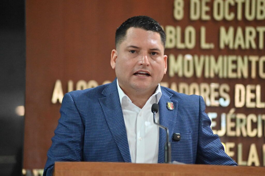 El legislador Erick Agúndez planteó revisar prácticas de compañías de telecomunicaciones que solicitan información personal y biométrica a usuarios.