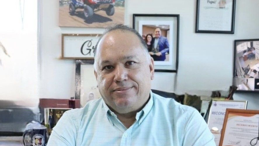 La modificación constitucional fija transición gradual hasta 2030, limita horas extra y refuerza protección a menores de edad