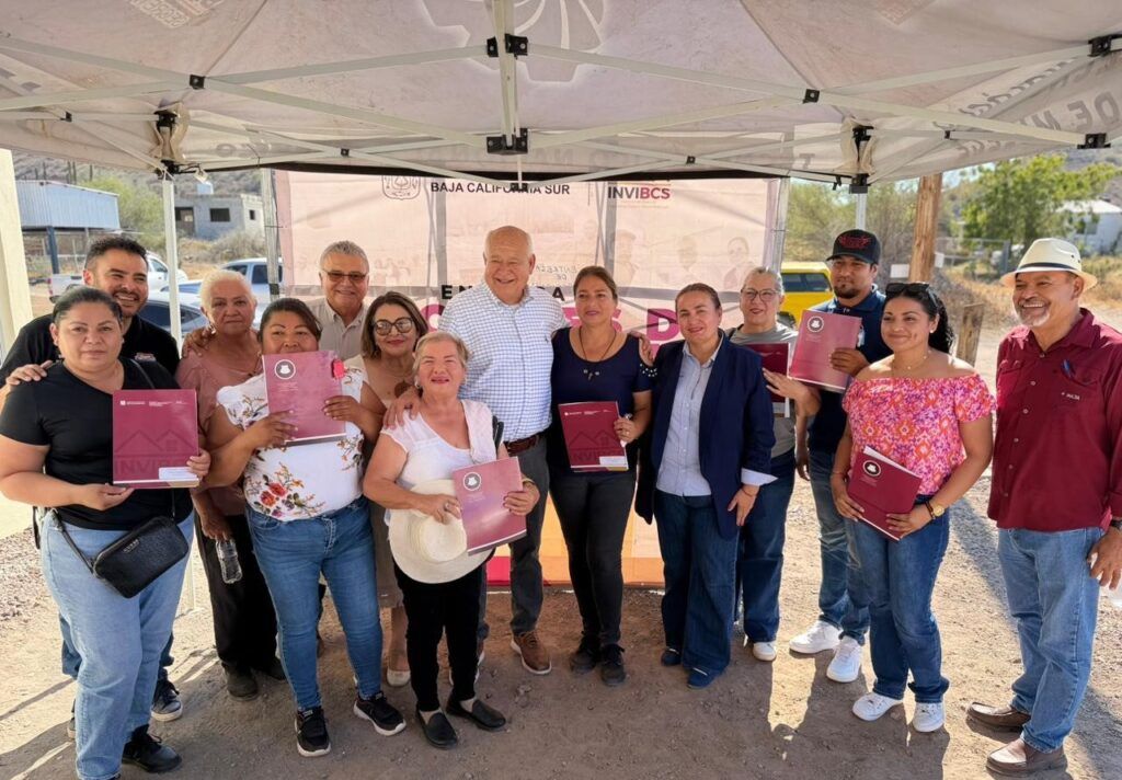 Gobernador entrega nuevas viviendas y anuncia obras prioritarias en la comunidad
