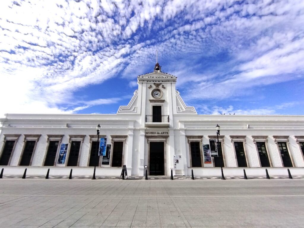 Oferta cultural incluye exposiciones de arte contemporáneo e historia regional