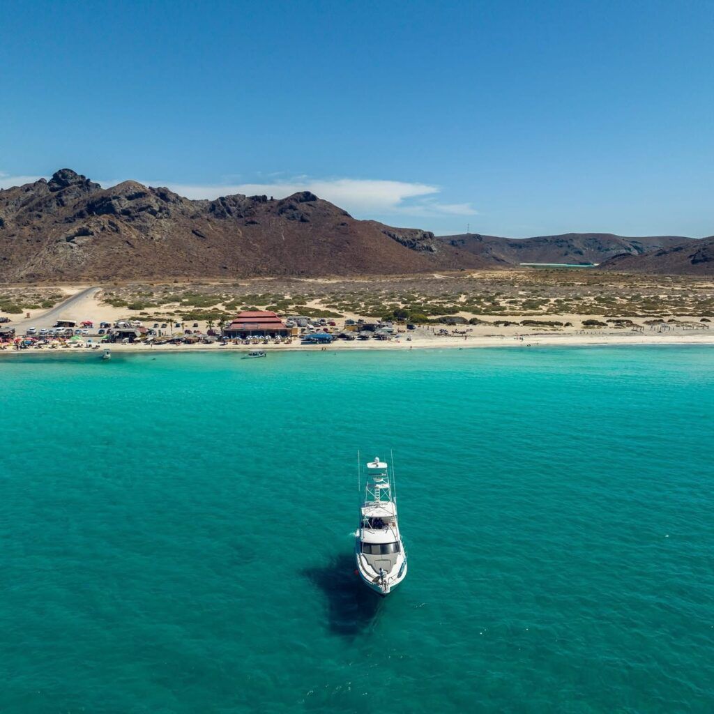 Especialistas, autoridades y organizaciones civiles advierten que los vacíos legales han permitido bloqueos y conflictos en zonas costeras, por lo que buscan establecer reglas claras sobre el acceso a playas