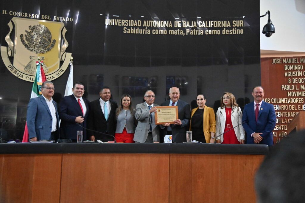 El acto reconoce cinco décadas de contribución educativa y social en Baja California Sur.