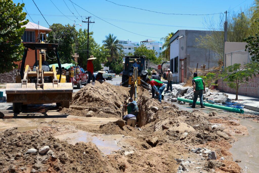 Sustituyen 60 metros de tubería sanitaria tras afectaciones por línea antigua
