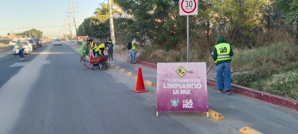 Cien trabajadores, organizados en cuatro cuadrillas, han intervenido bulevares, avenidas, libramientos y calles principales, con un promedio de más de nueve kilómetros atendidos por semana.