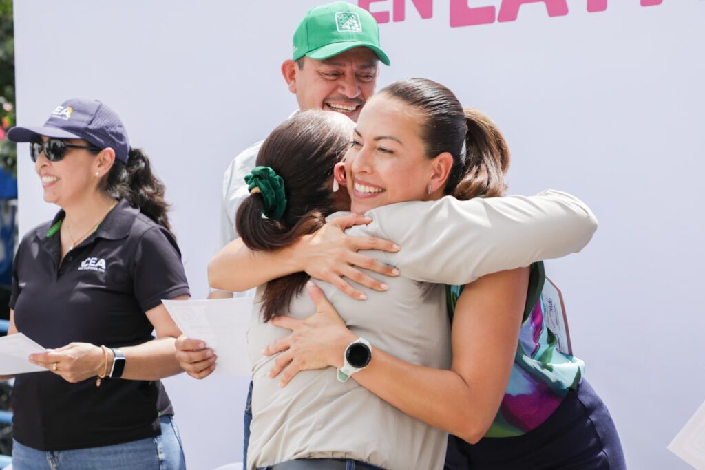 Destacan trayectoria de trabajadoras y rinden homenaje a exdirectora.