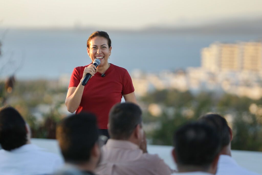 Vecinas y vecinos exponen necesidades en audiencias públicas encabezadas por Milena Quiroga
