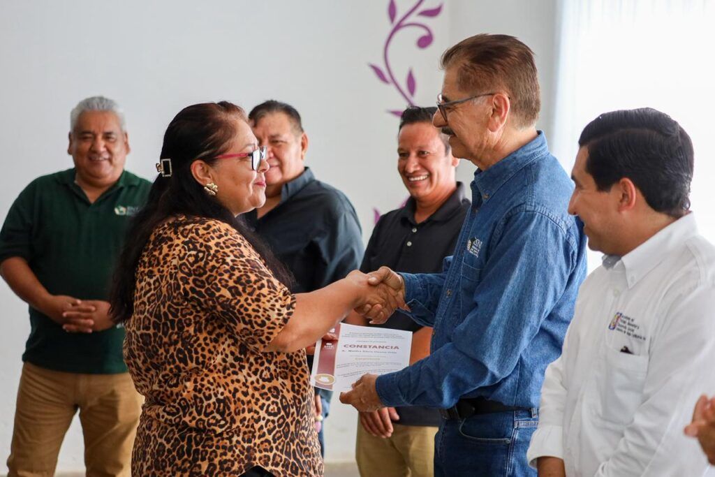Un total de 59 personas concluyeron cursos enfocados en carpintería, corte de cabello y panadería.