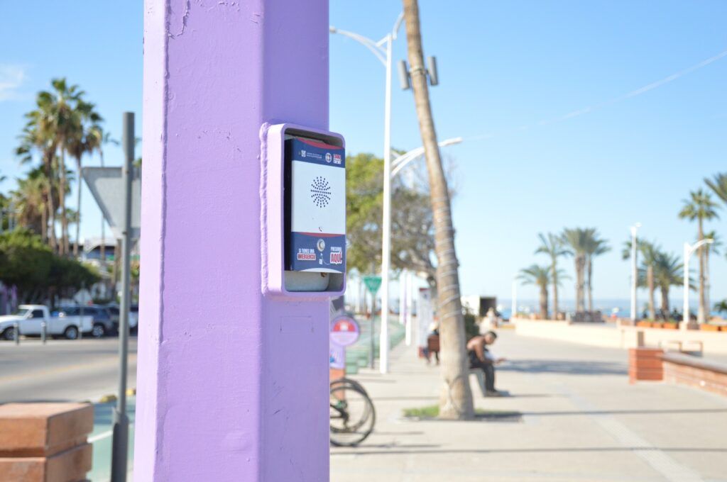 La Secretaría de Seguridad Pública del Estado instaló Botones de Emergencia Violeta en puntos estratégicos de La Paz para reforzar la atención inmediata ante situaciones de riesgo.
