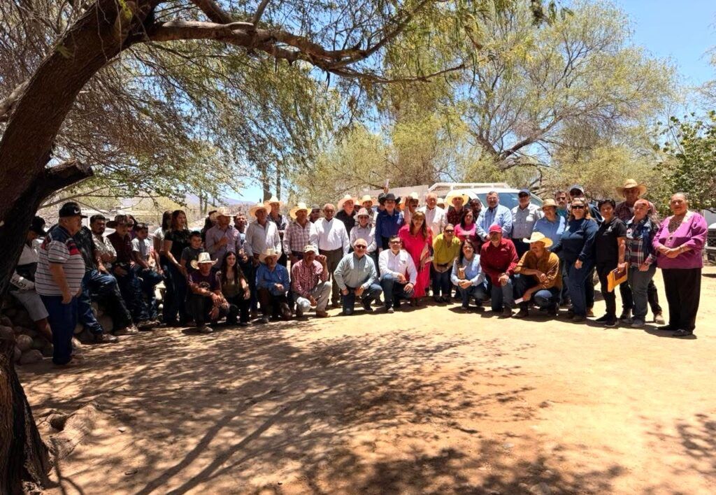Durante gira por El Patrocinio, el gobernador entregó apoyos agropecuarios y dio seguimiento a la rehabilitación de caminos rurales