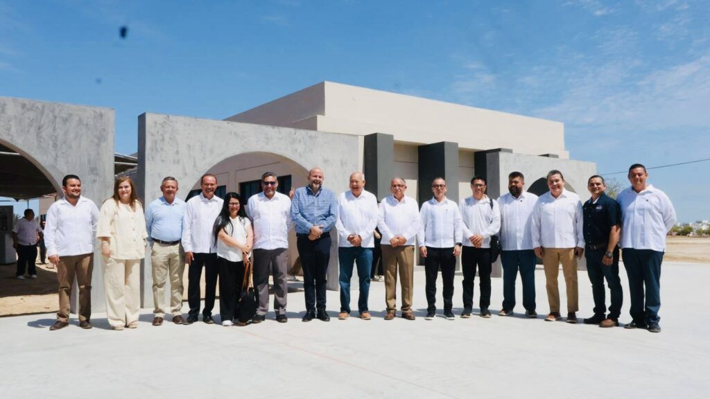 El gobernador Víctor Manuel Castro Cosío entregó un nuevo edificio de aulas y laboratorios para el Departamento Académico de Sistemas Computacionales de la UABCS.
