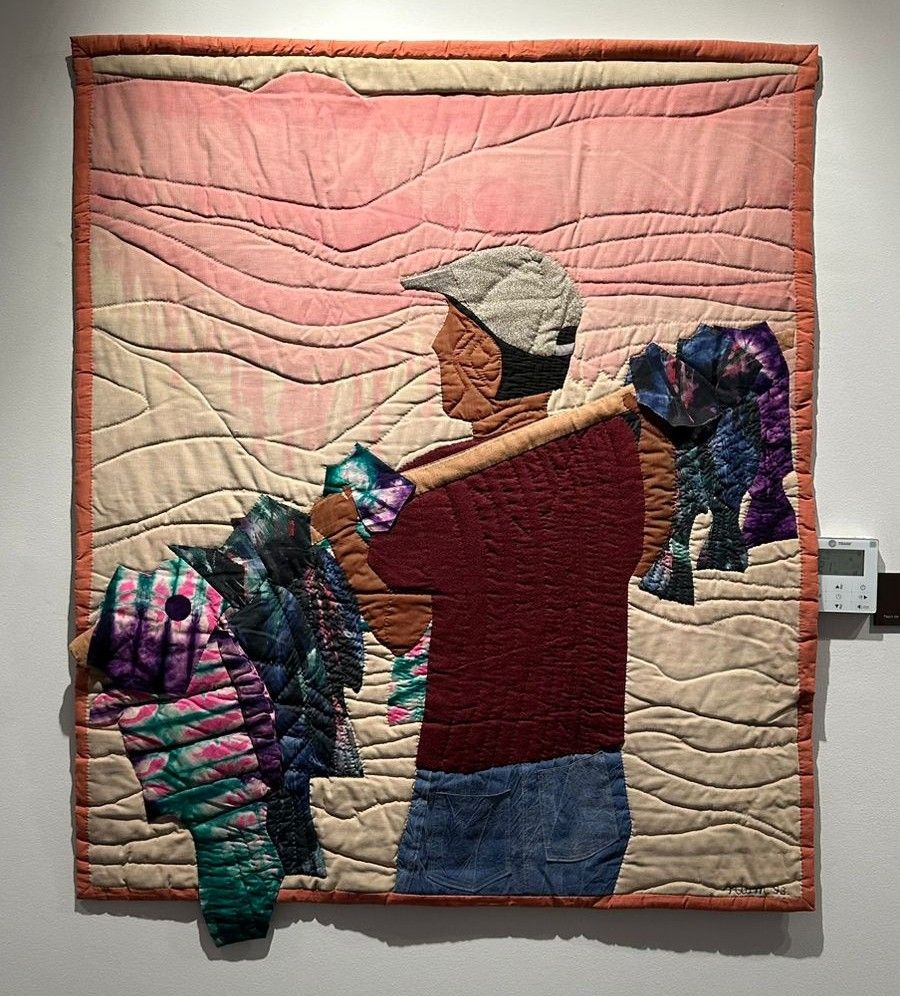 Entre tapices, collages y pintura, la artista reconstruye medio siglo de historia personal atravesada por el mar, la maternidad y el territorio.