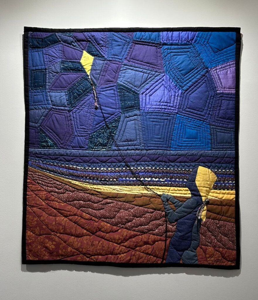 Entre tapices, collages y pintura, la artista reconstruye medio siglo de historia personal atravesada por el mar, la maternidad y el territorio.