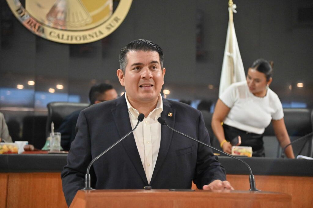 El diputado Christian Fabrizio del Castillo presentó una iniciativa para incorporar contenidos de programación informática e inteligencia artificial en la formación educativa de Baja California Sur.