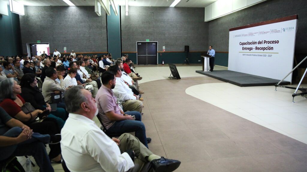 Más de 250 servidores públicos participaron en una capacitación para fortalecer el proceso de Entrega-Recepción de la administración estatal.