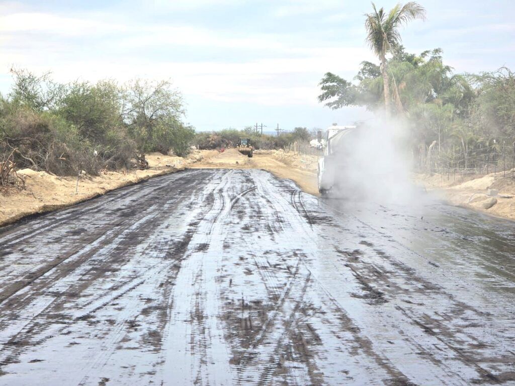 La pavimentación del camino hacia El Ancón, en la delegación de Los Barriles, continúa avanzando con una inversión de 18.5 millones de pesos en su tercera etapa.