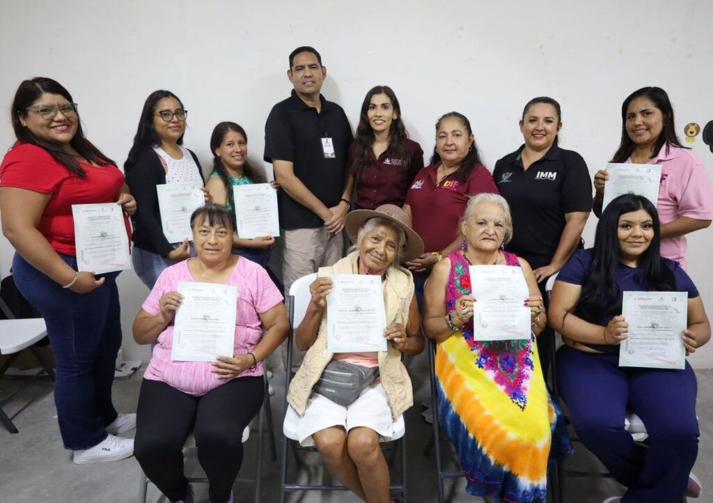 Quince alumnas recibieron constancias tras finalizar un curso de mantenimiento preventivo automotriz con validez oficial.