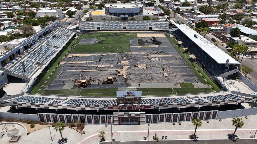 El Gobierno del Estado supervisó los trabajos de modernización que permitirán mantener condiciones óptimas para el fútbol profesional en Baja California Sur.