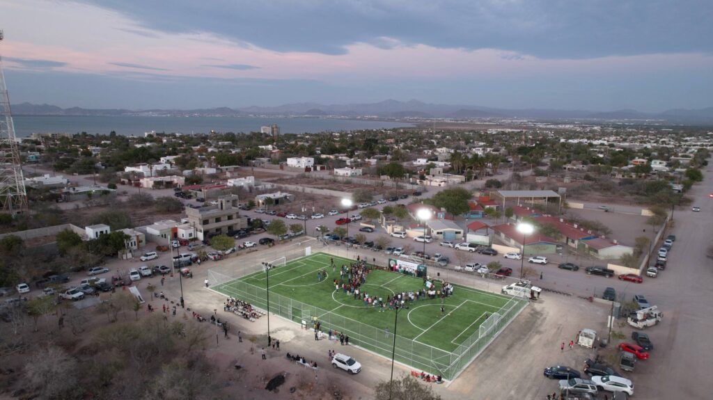 El gobernador Víctor Castro Cosío inauguró en El Centenario la primera cancha del Programa Mundial Social 2026, iniciativa que impulsa la construcción y rehabilitación de espacios deportivos en Baja California Sur.