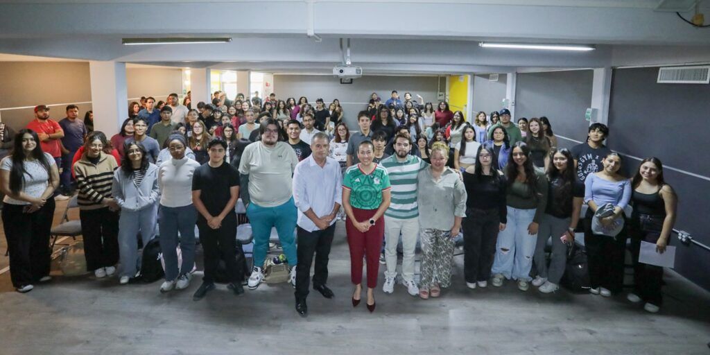 Durante un encuentro con estudiantes de la UDT, Milena Quiroga expuso los resultados de las herramientas tecnológicas implementadas por el Ayuntamiento.