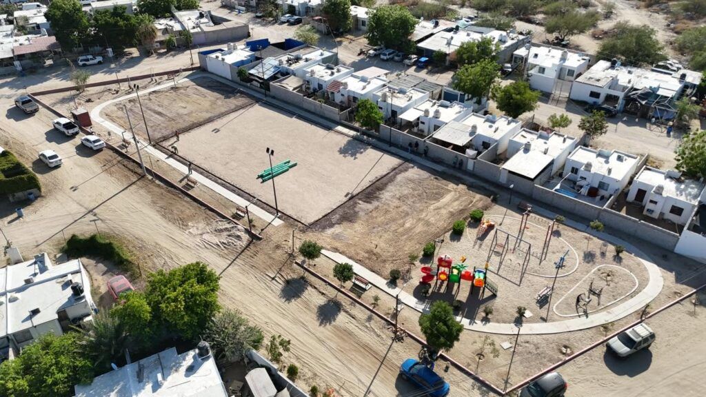 El Ayuntamiento de La Paz realiza trabajos de rehabilitación en el campo de fútbol de la colonia Invi Mezquitito para mejorar las condiciones de uso de este espacio comunitario.