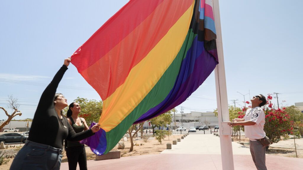 La administración municipal realizó el izamiento de la bandera de la diversidad y reiteró su compromiso con la inclusión, la igualdad y el respeto a los derechos humanos.