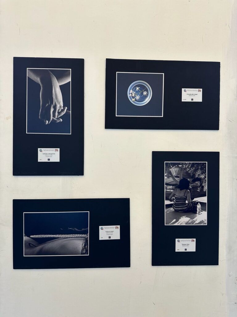 Una breve charla con el maestro Roberto Carrillo en la inauguración de su muestra “Fotospectiva”, que reúne imágenes realizadas a lo largo de 50 años de trayectoria y propone al espectador ir más allá de la técnica para descubrir emociones, símbolos y significados.