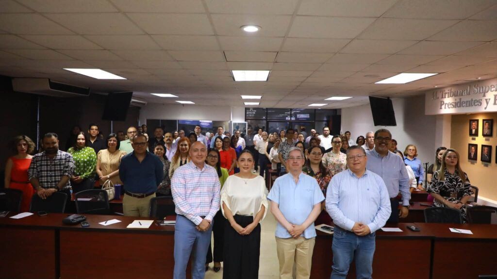 Servidoras y servidores públicos participaron en una conferencia sobre los principios que fortalecen la confianza ciudadana en las instituciones.