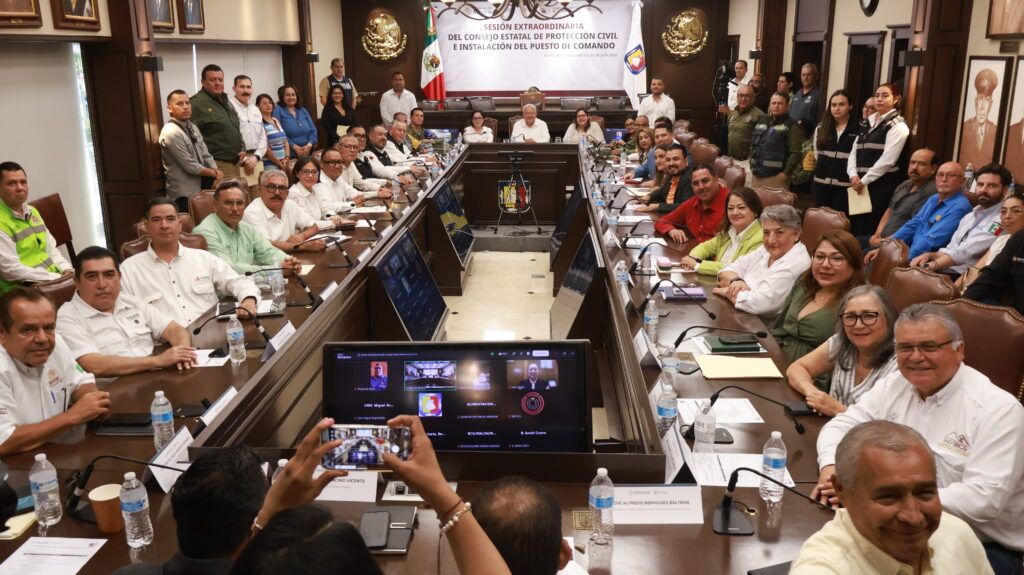 Víctor Castro y Laura Velázquez encabezaron la instalación del Puesto de Comando para mejorar la capacidad de respuesta.