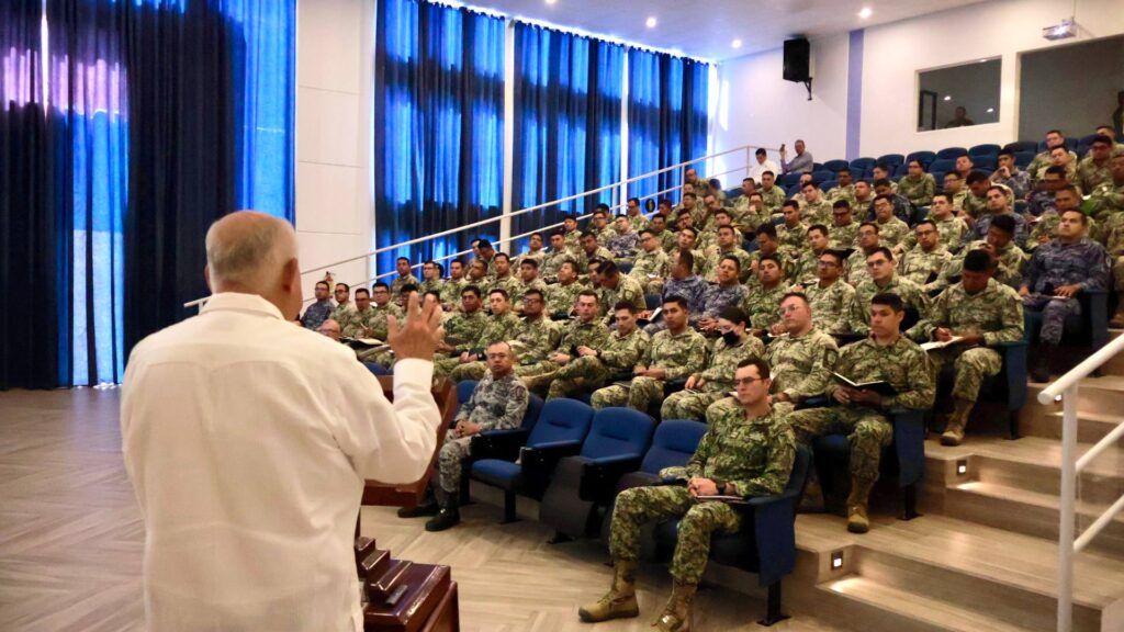 Ante estudiantes de la Escuela Superior de Guerra, el Gobernador expuso los avances económicos, sociales y de seguridad alcanzados mediante el trabajo conjunto entre los tres órdenes de gobierno y las instituciones militares.
