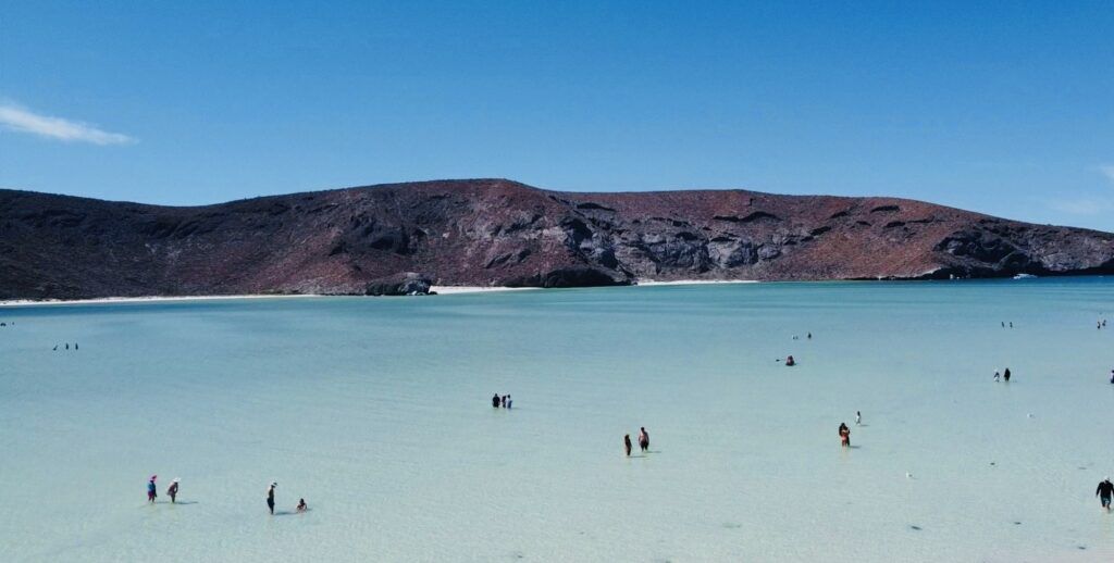 Análisis realizados en 39 zonas litorales de los cinco municipios confirmaron que la calidad del agua cumple con los estándares sanitarios para actividades recreativas.
