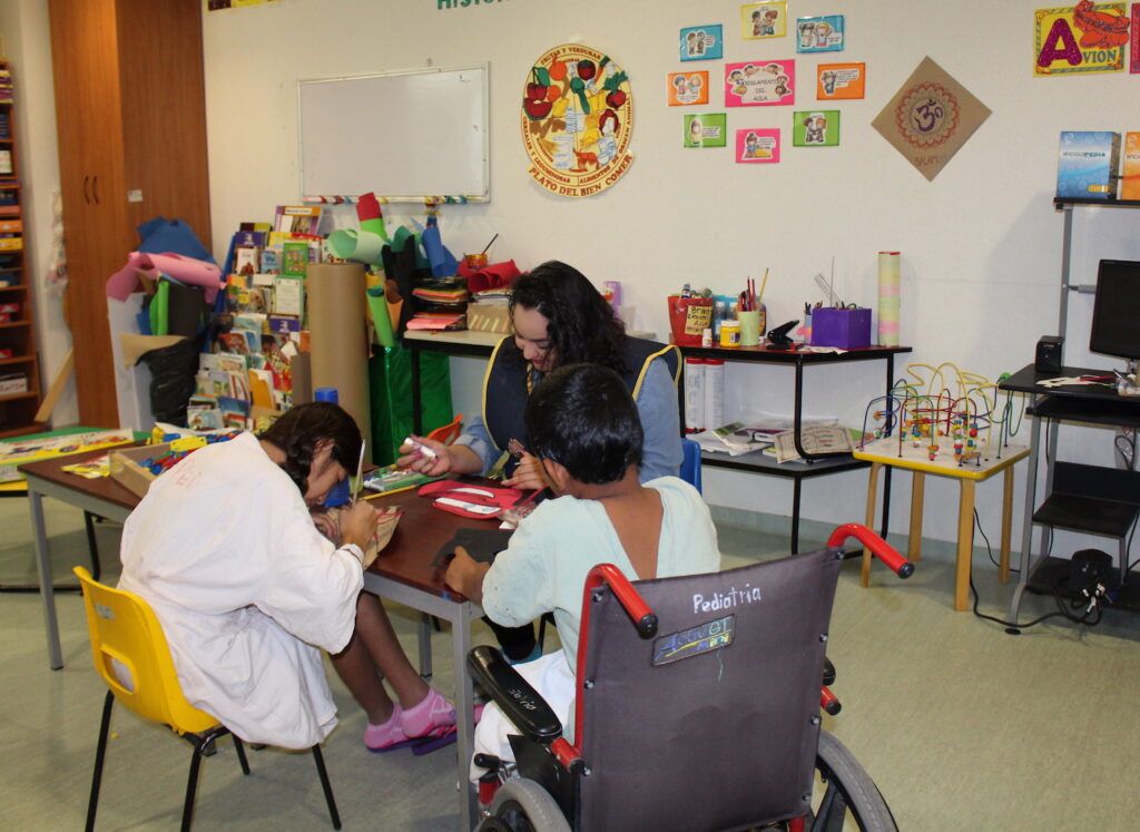 El programa de la SEP evita el rezago escolar de niñas, niños y adolescentes que permanecen hospitalizados en el Hospital Juan María de Salvatierra.