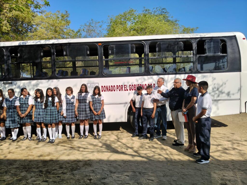 El apoyo fue entregado durante la clausura del ciclo escolar 2025-2026 como parte del respaldo a la comunidad educativa.
