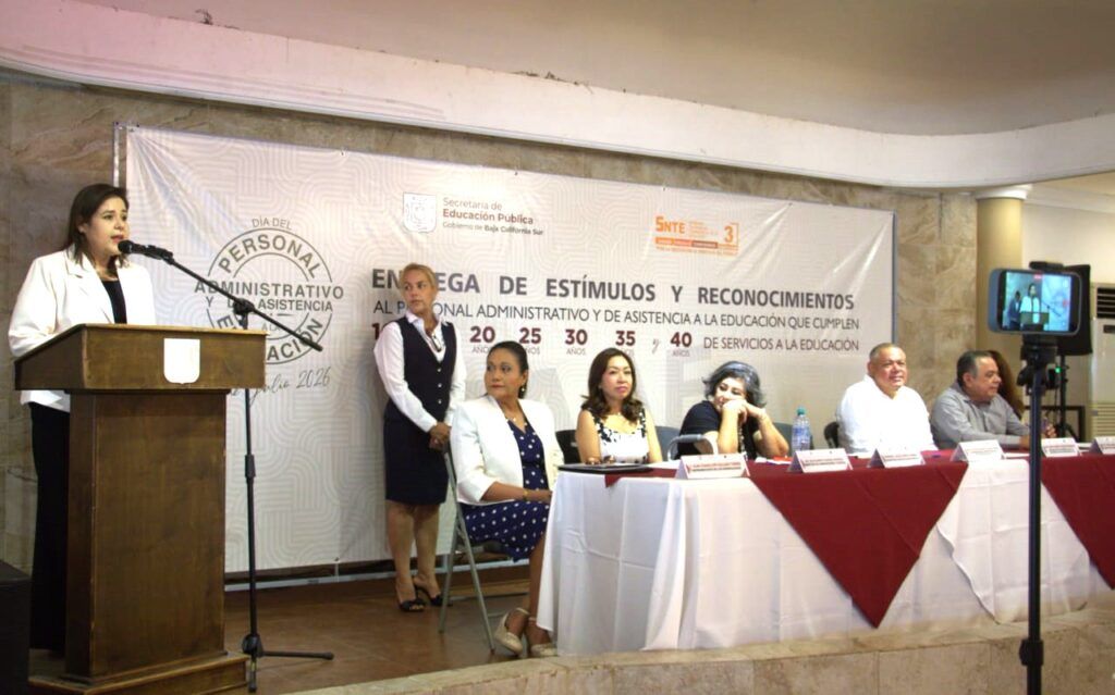 Autoridades estatales reconocieron la labor de quienes fortalecen el funcionamiento de las instituciones educativas en Baja California Sur.