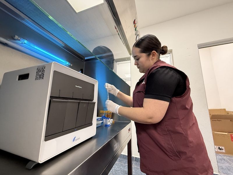El dispositivo permite procesar pruebas en la entidad y acelerar el inicio de tratamientos para personas con Virus de la Hepatitis C.