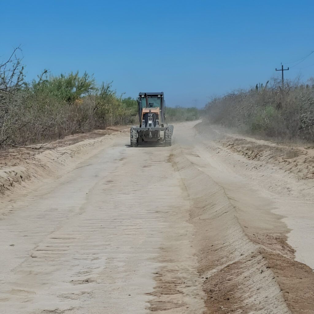 Los trabajos de mantenimiento y nivelación fortalecen la conectividad y facilitan el acceso a servicios y actividades productivas en las comunidades.