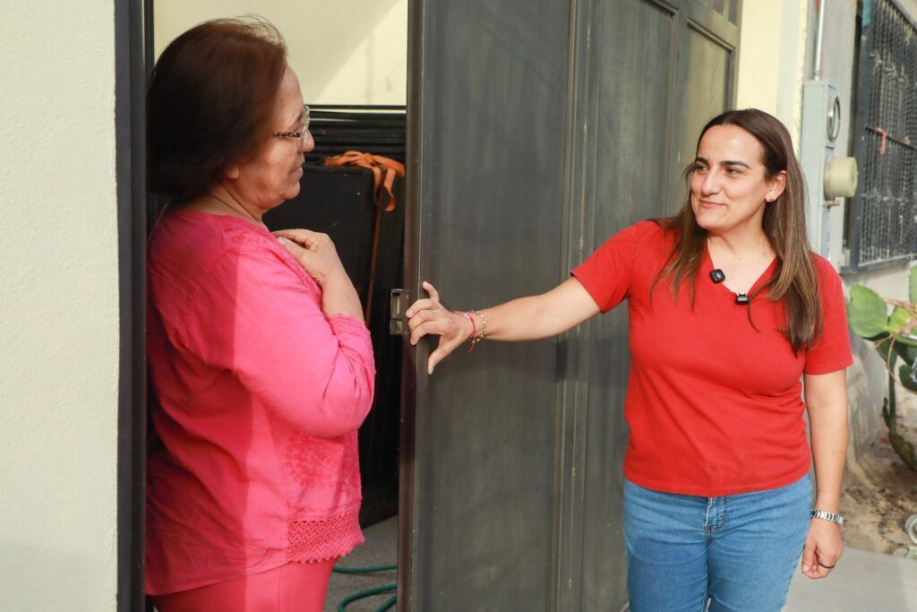 La alcaldesa en funciones, Amor Fenech Montaño, supervisó el servicio Casa por Casa junto con personal de OOMSAPAS.