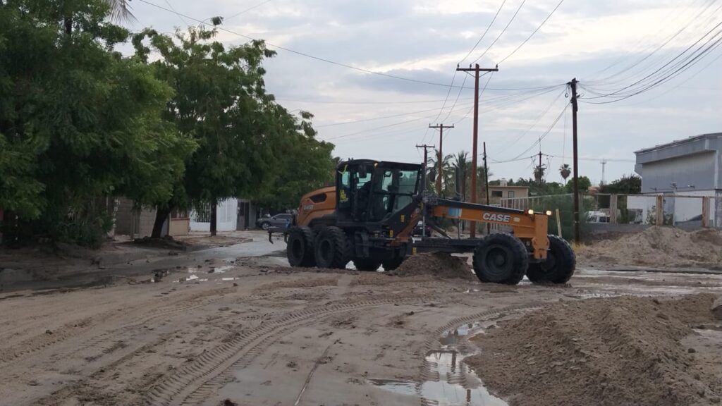 Cuadrillas, maquinaria y equipos municipales realizan labores de limpieza, desazolve y rehabilitación de vialidades para restablecer la movilidad.