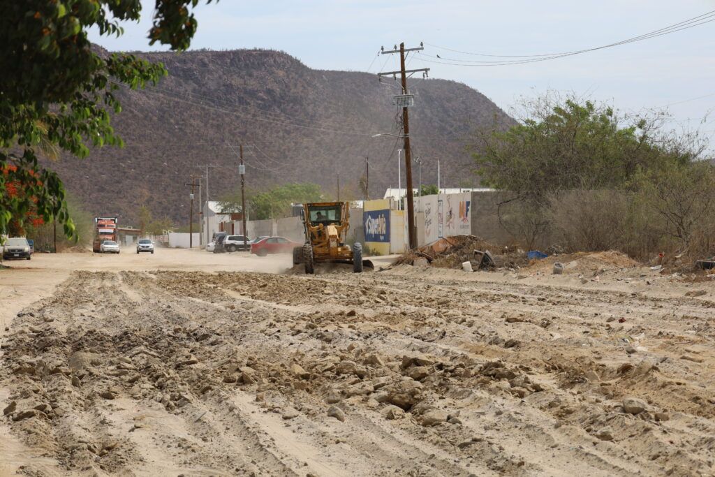 Las labores buscan optimizar el escurrimiento de agua y fortalecer las condiciones de las vialidades antes del inicio de las lluvias.