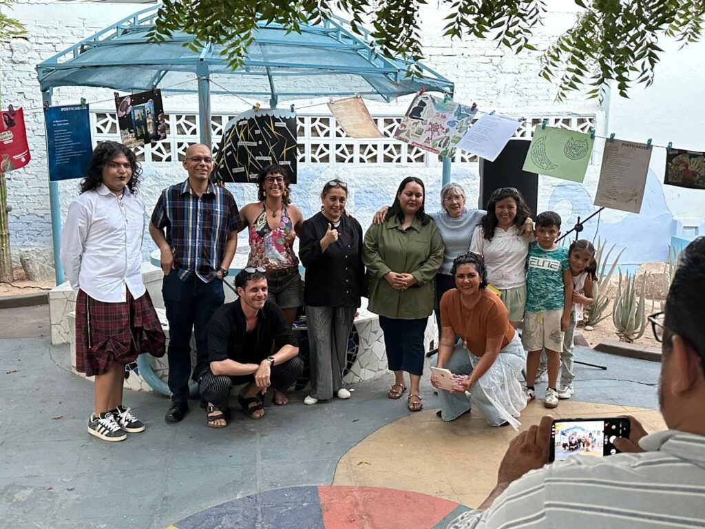 La clausura del taller Poesía en parques urbanos reunió a participantes y público en una tarde de lectura al aire libre.