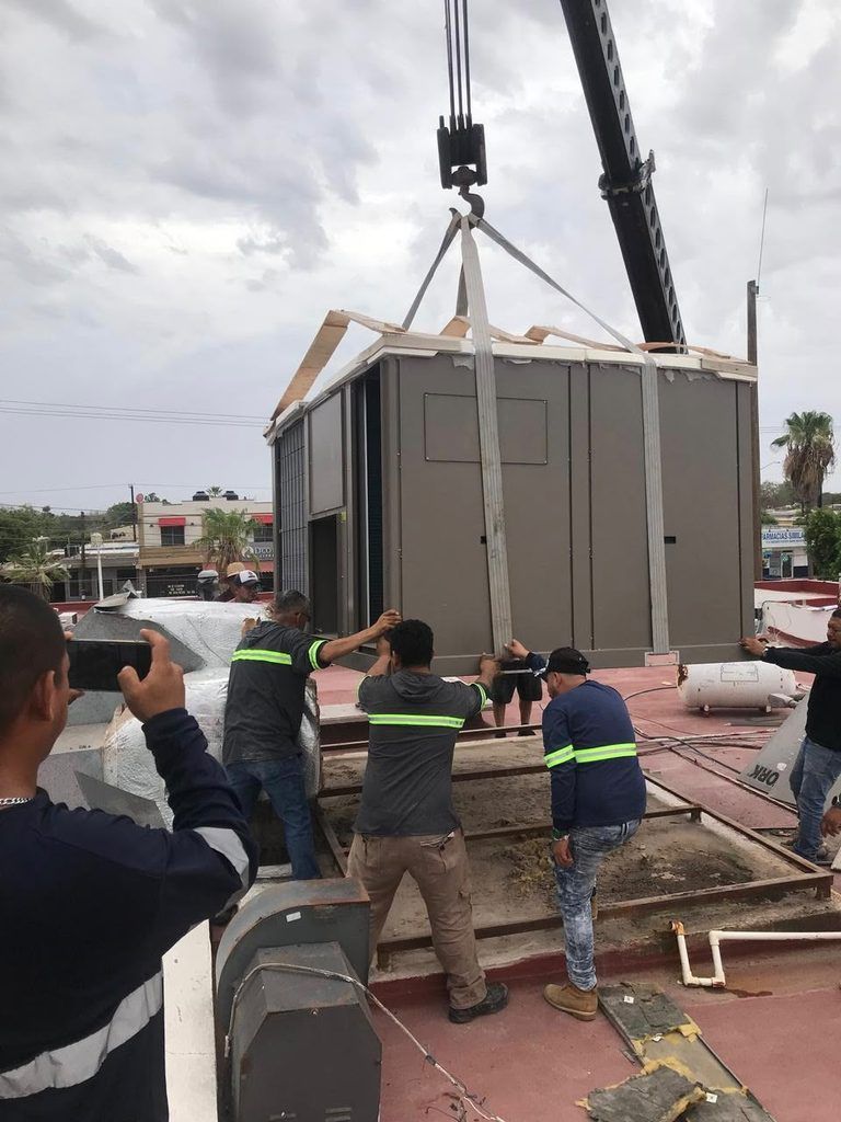 La Clínica Hospital recibió dos equipos de aire acondicionado de 25 toneladas para sustituir sistemas obsoletos que presentaban fallas recurrentes.