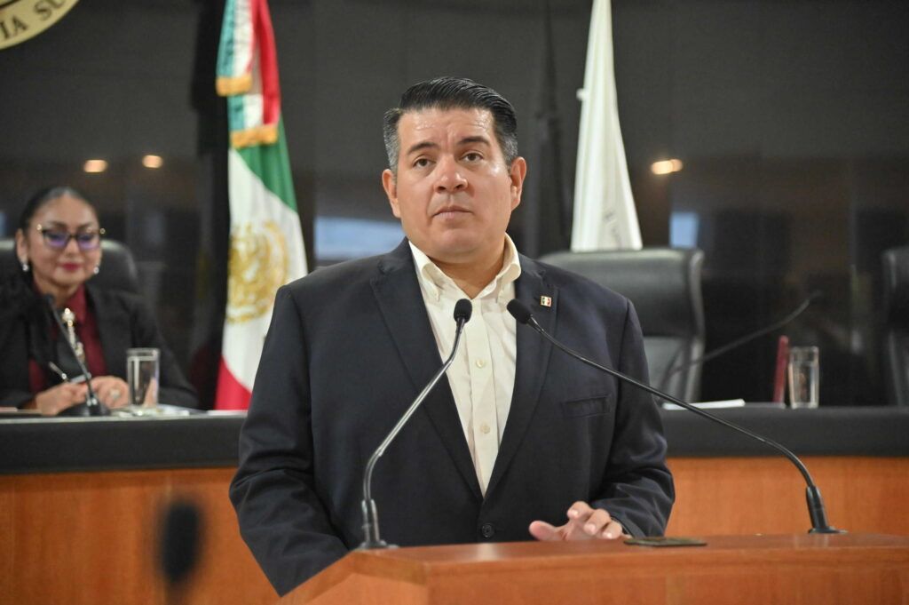 La iniciativa propone incorporar una hora académica diaria dentro de la jornada laboral para continuar la formación profesional.