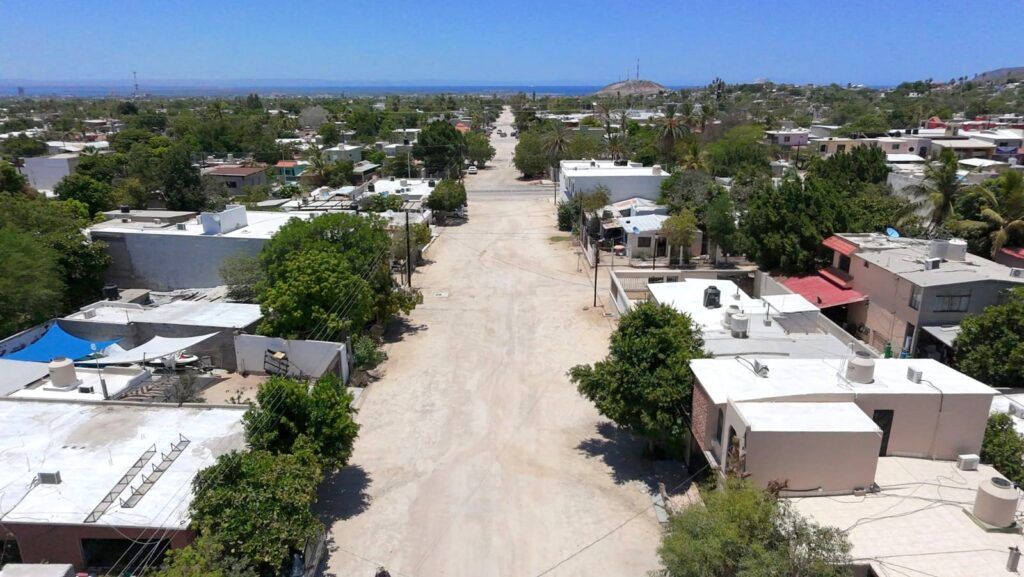 La intervención de 19.4 millones de pesos contempla concreto hidráulico, nuevas redes de agua y drenaje, banquetas y luminarias solares LED.