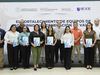 Once servidores públicos reciben becas para estudiar