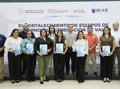 Once servidores públicos reciben becas para estudiar