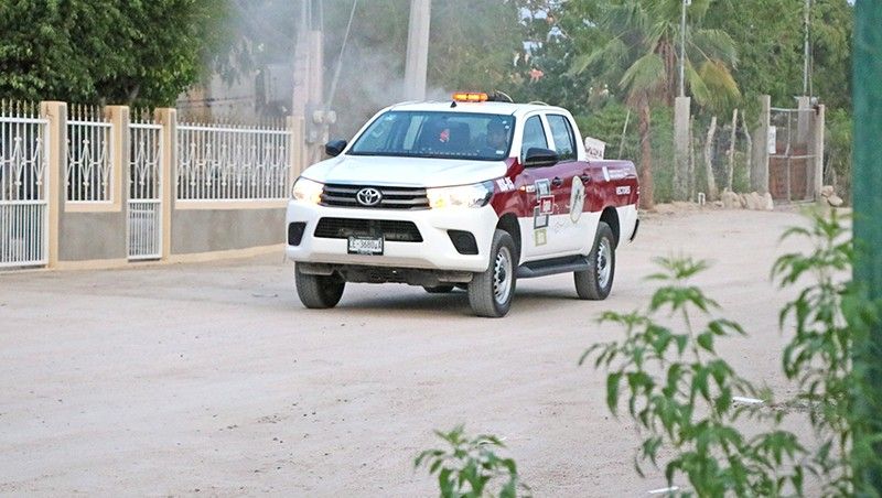 Las brigadas de fumigación iniciaron recorridos en colonias de La Paz y Los Cabos como parte de la estrategia preventiva.