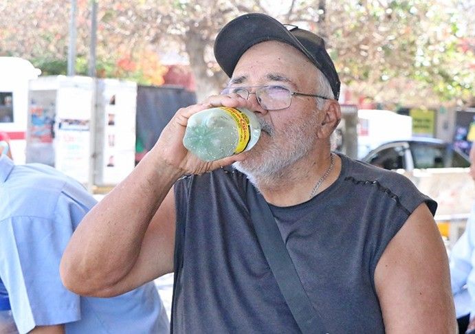 La dependencia exhorta a reforzar la hidratación y evitar la exposición al sol ante temperaturas superiores a los 40 grados.