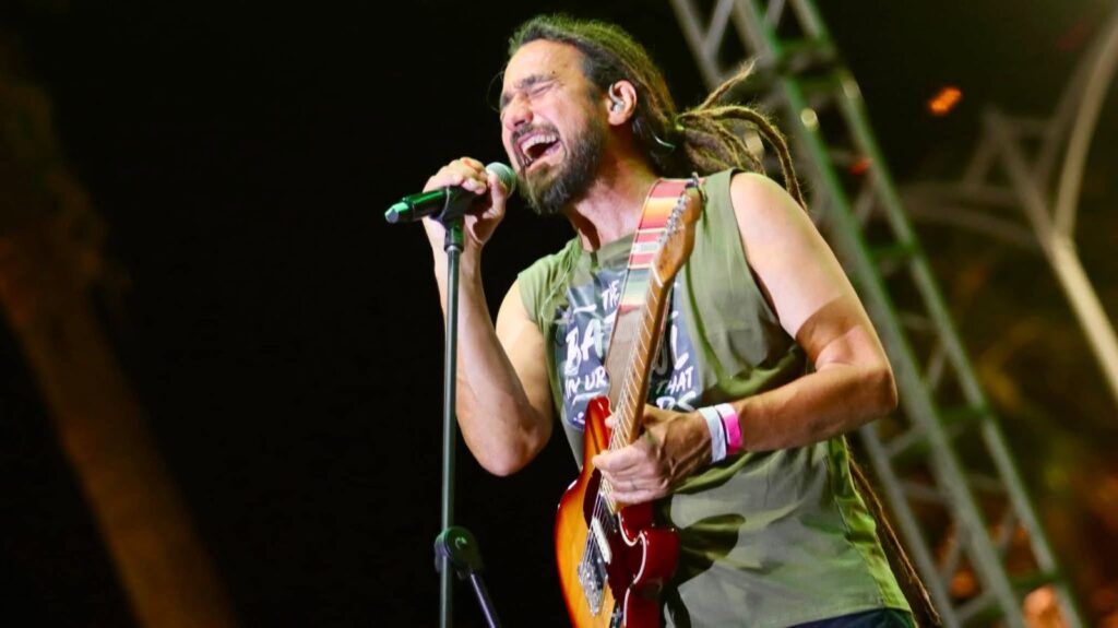 Salón Victoria y Big Mountain pusieron a bailar y cantar al público en una noche de música y convivencia sobre el malecón paceño.